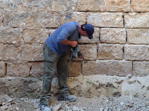 This is how we recovered an old rough wall in Jávea imagen 1