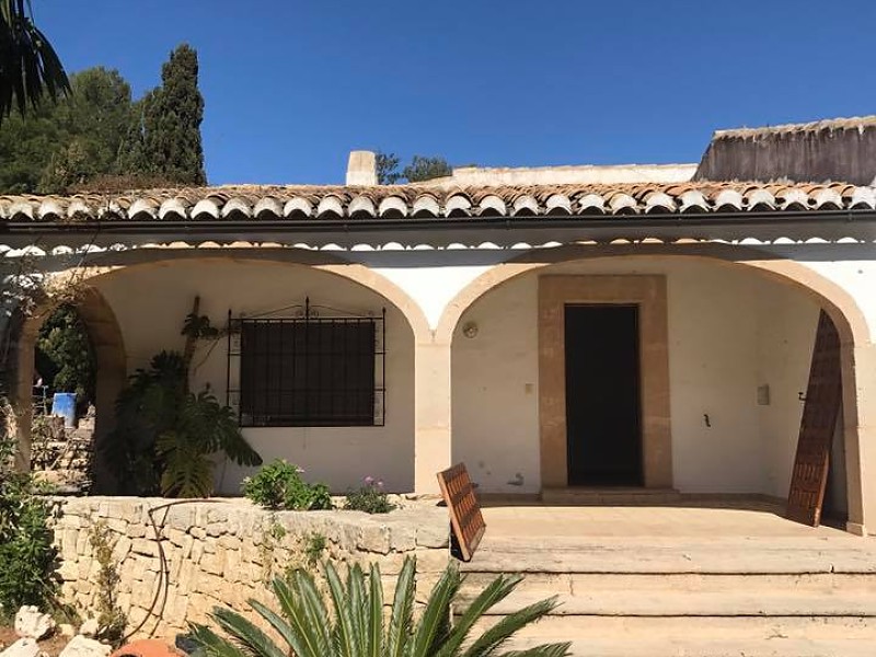 Extension of a traditional house in Tossalet