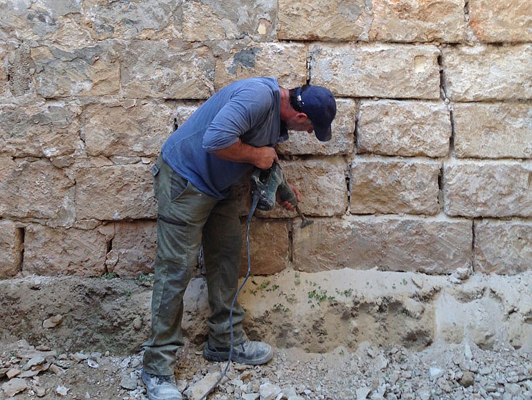 Así recuperamos una pared de tosca antigua en Jávea